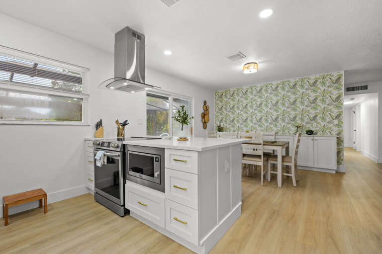 18-web-or-mls-8256 Lark St-30.jpg