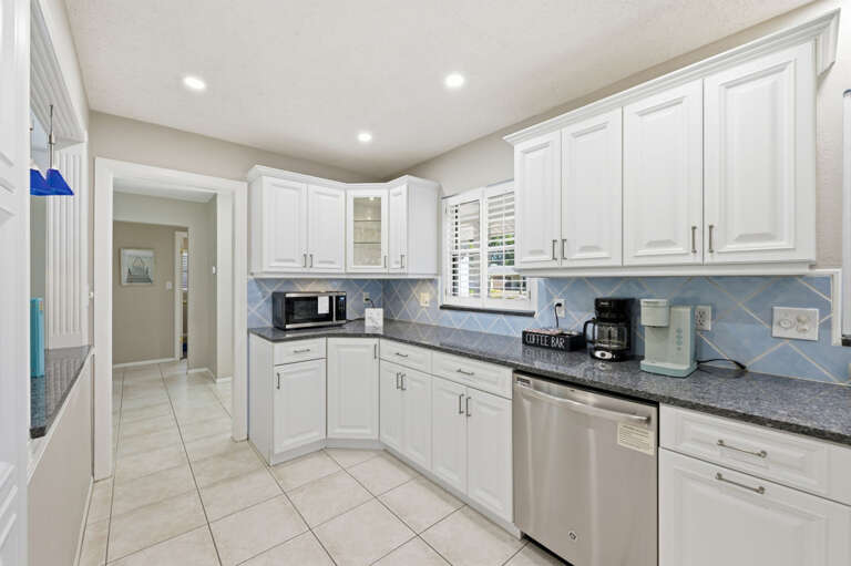 18-web-or-mls-13189 87th Ave-18.jpg