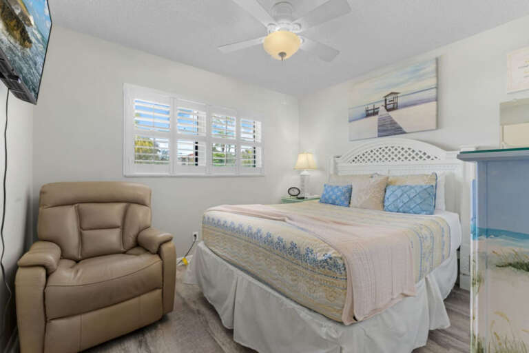 Second Bedroom w/ Queen Bed