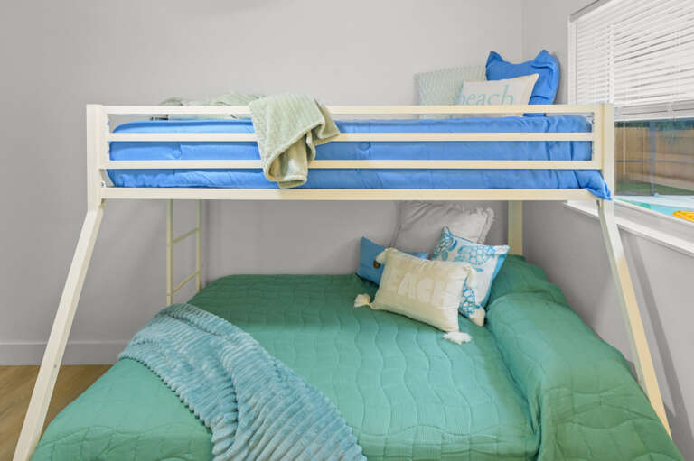 42-web-or-mls-8256 Lark St-46.jpg