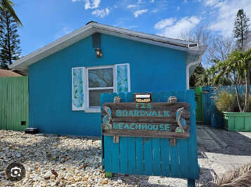 Boardwalk Beachhouse – Cute Walk-to-Beach Stay