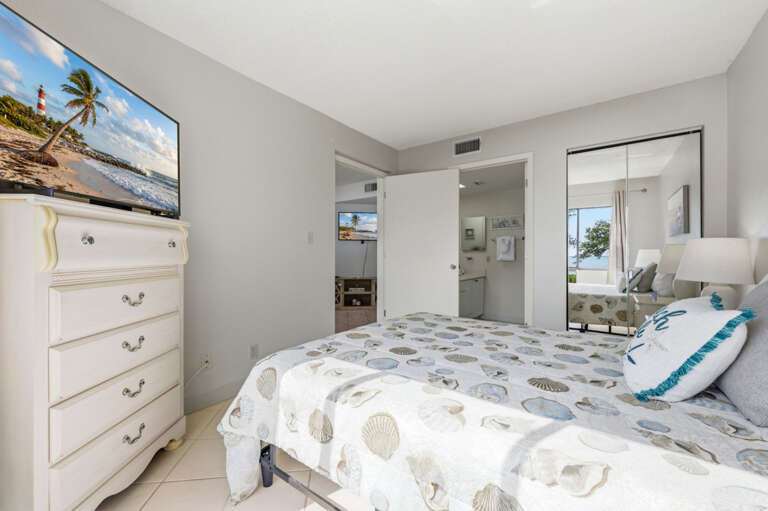 36-web-or-mls-1515 Pinellas Bayway S #F65 - Interior-6.jpg