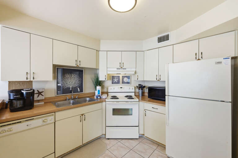 30-web-or-mls-1515 Pinellas Bayway S #F65 - Interior-14.jpg