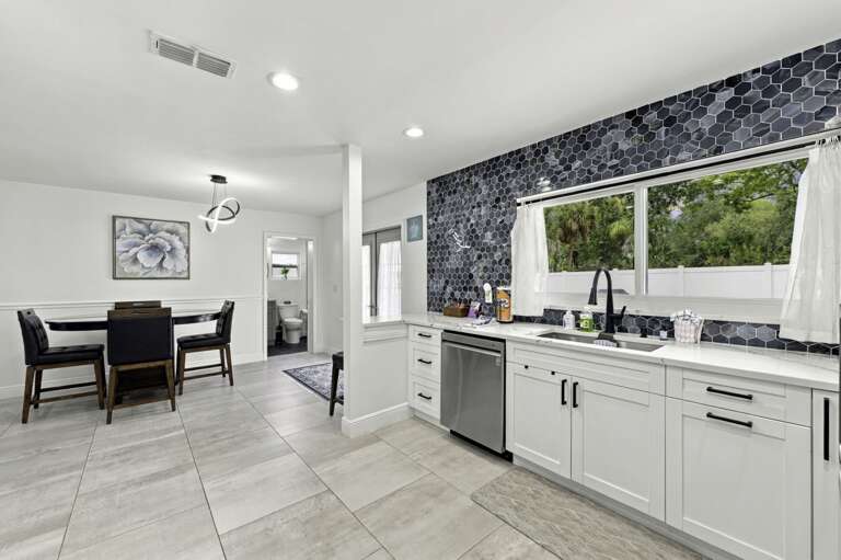 14-web-or-mls-11285 52nd Ave N-18.jpg