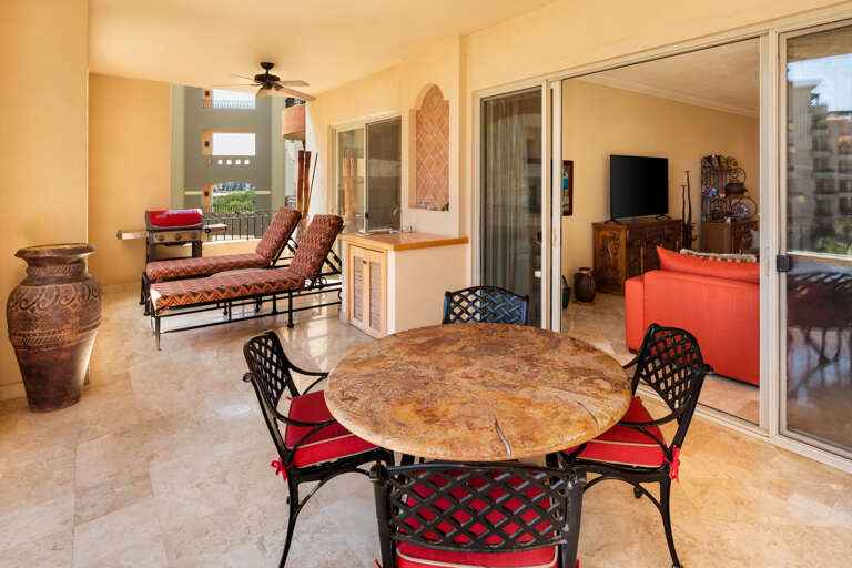 Expansive terrace, room for everyone!