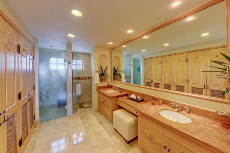 Master Bath with jacuzzi tub, separate shower, dual sinks, etc. Master Bath with jacuzzi tub, separate shower, dual sinks, etc.