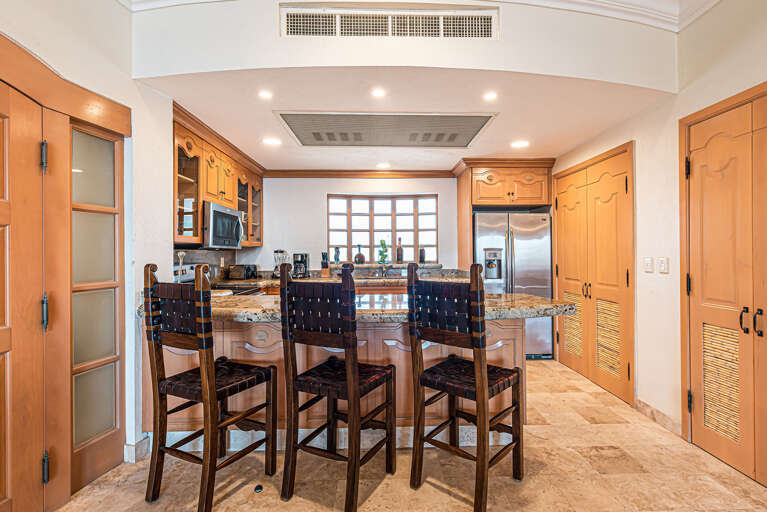 Kitchen with breakfast bar