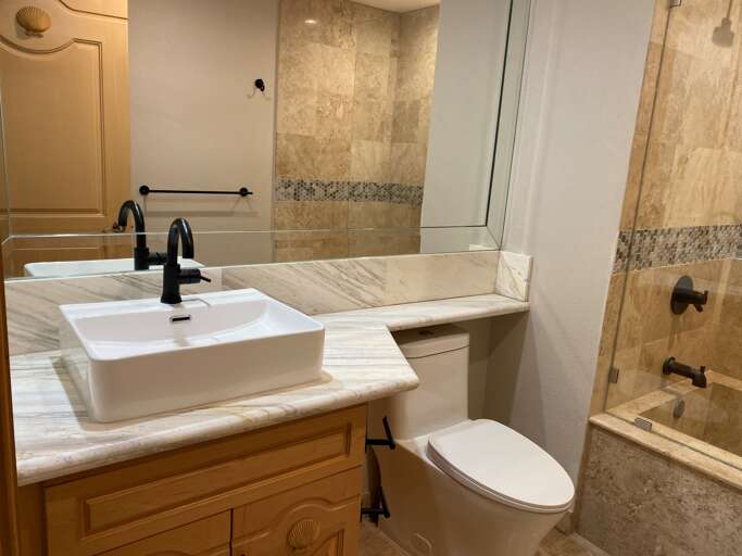 Newly Renovated Guest Suite full bath
