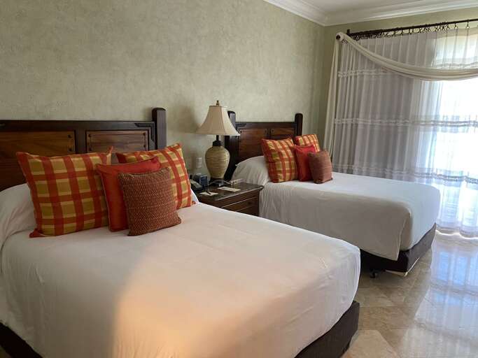 Guest suite with 2 queen beds