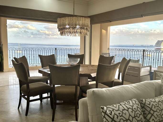 Beautiful dining set seats 8!