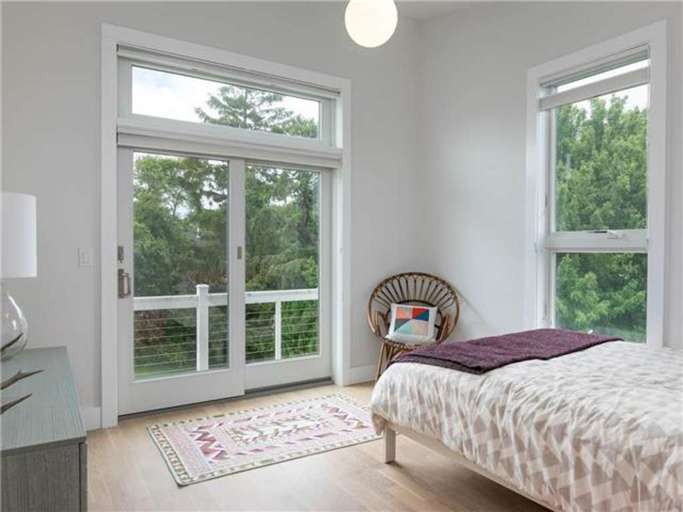 Cozy Queen Bed | Greenery | Closet 