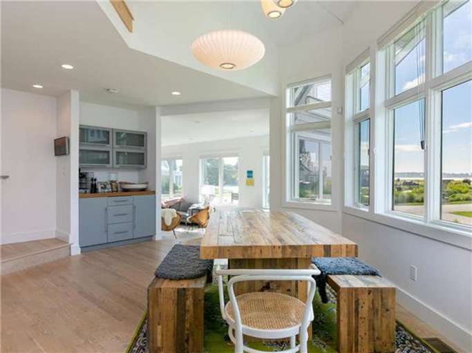 Enjoy all meals by the sea 