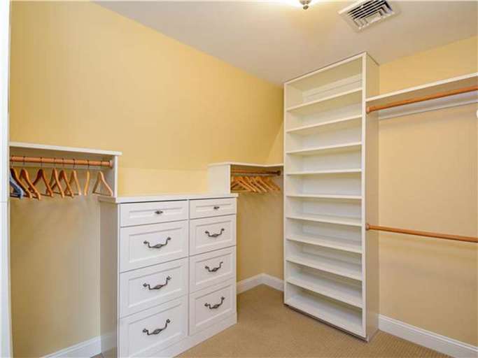 Walk-in Closet  Walk-in Closet
