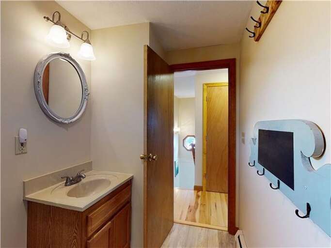 Second floor full bath | Ample towel hooks