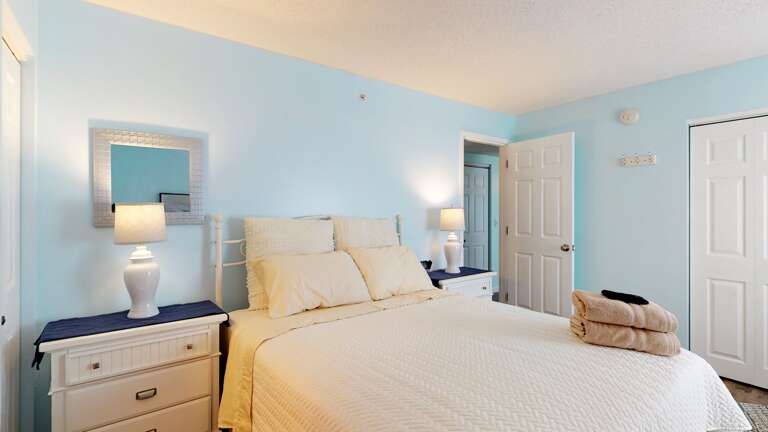 Primary bedroom | Queen bed Primary bedroom | Queen bed