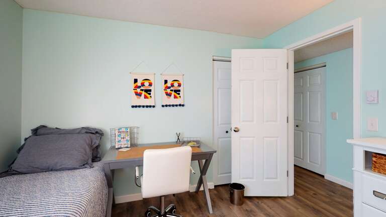 Desk | Closet available Desk | Closet available
