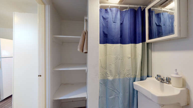 Full bathroom| Standing shower Full bathroom| Standing shower