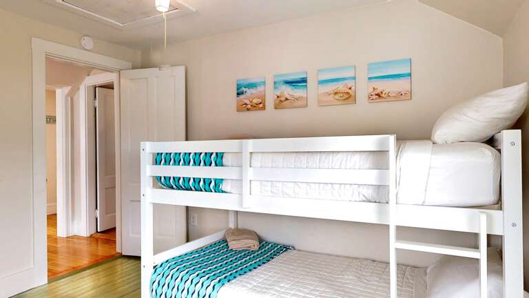 Fourth Bedroom| Two twin beds  Fourth Bedroom| Two twin beds