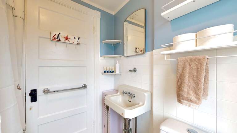 Full bathroom Full bathroom