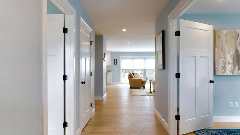 Hall looking toward kitchen and livingroom 