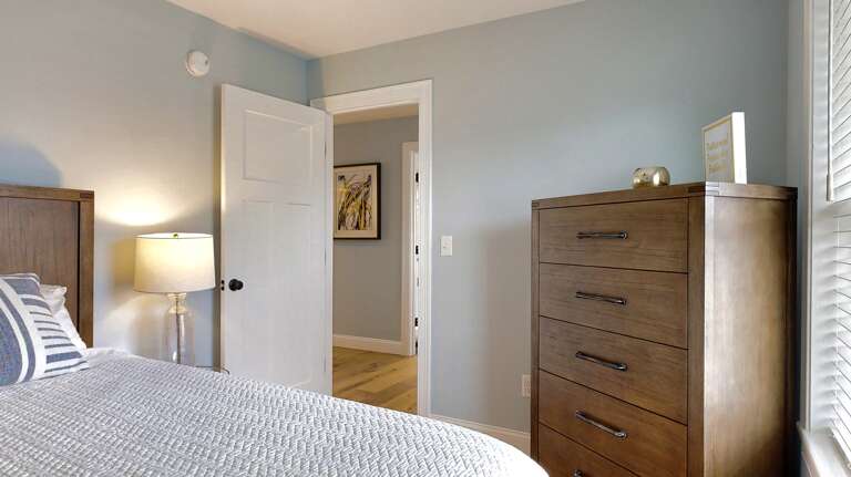 First floor bedroom| Queen bed 