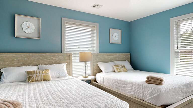 Second-floor bedroom| two Queen beds