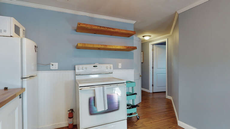 Kitchen equipped with the basics 