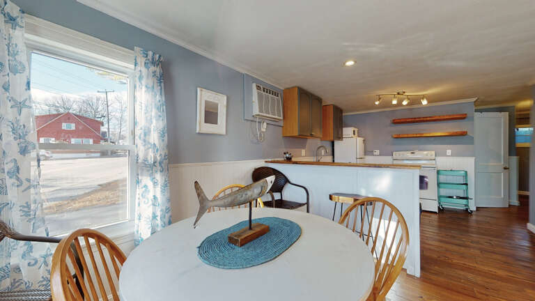 Dining table for 4 | Open concept kitchen/living/dining