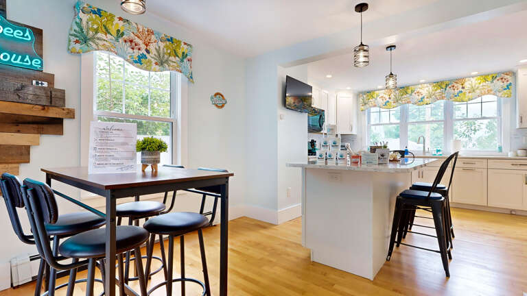 Dining for 4 | Island seating for 3