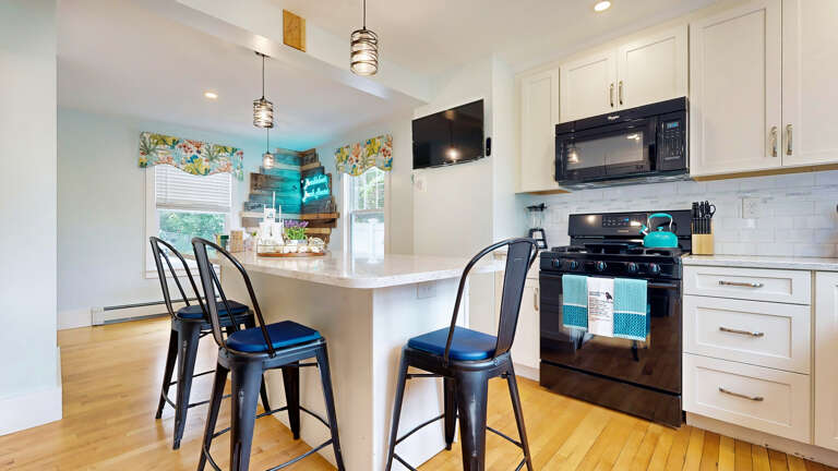 Full Kitchen | Electric Cooktop