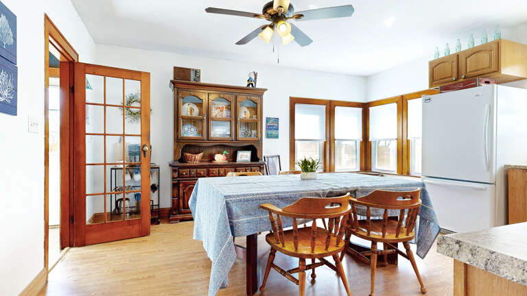 Dining for 4 + extra table available 