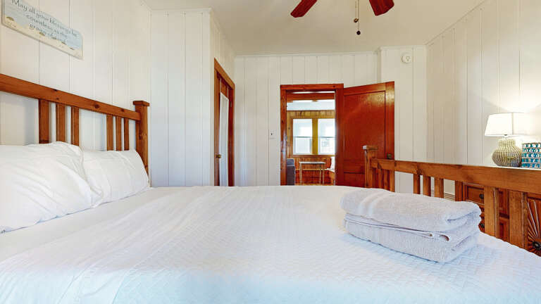 2 bath towels provided