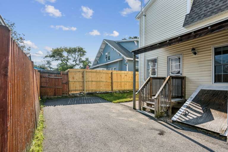 Driveway parking available( 3 spaces) Driveway parking available( 3 spaces)