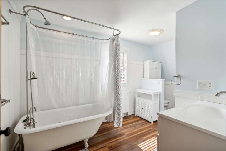 Full bathroom Full bathroom