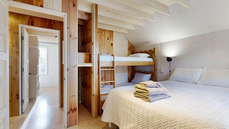 Second Bedroom| 1 Queen , Twin Bunk bed
