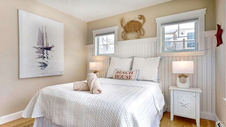 First Floor Bedroom| Queen Bed  First Floor Bedroom| Queen Bed