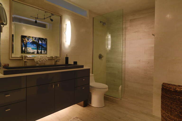 Experience luxury in this modern bathroom Experience luxury in this modern bathroom