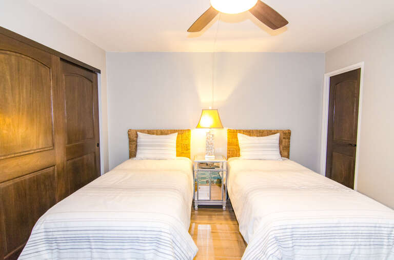 Guest bedroom with twin beds that are convertible to King