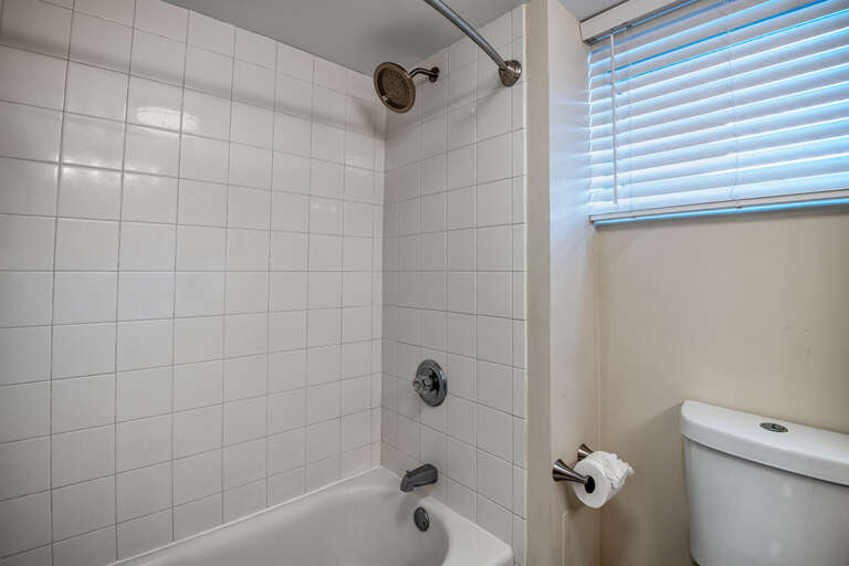 Bathroom with shower/tub combination