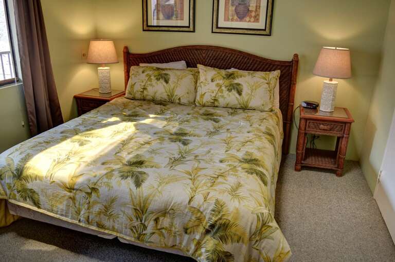 Queen bed in this bedroom
