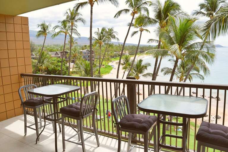 Large lanai with seating for 4