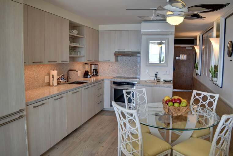 Fully equipped kitchen and dining area