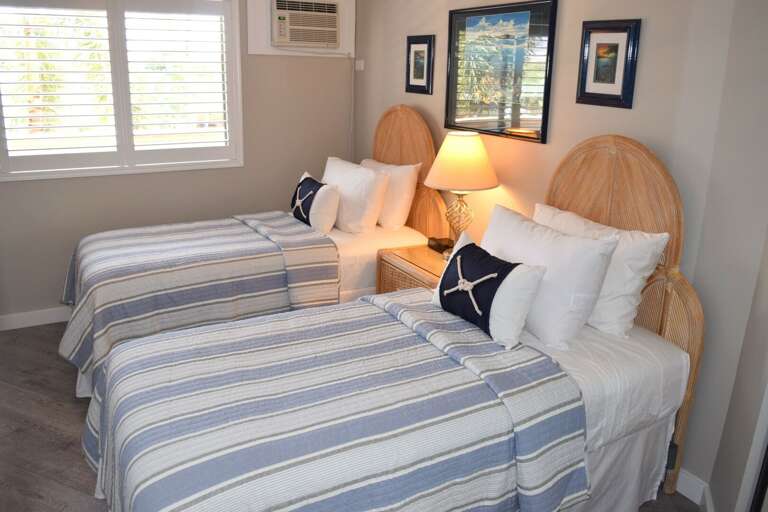 Guest bedroom with 2 twin beds