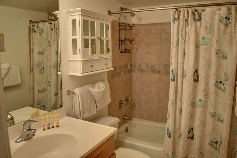 Bathroom with shower/tub combination