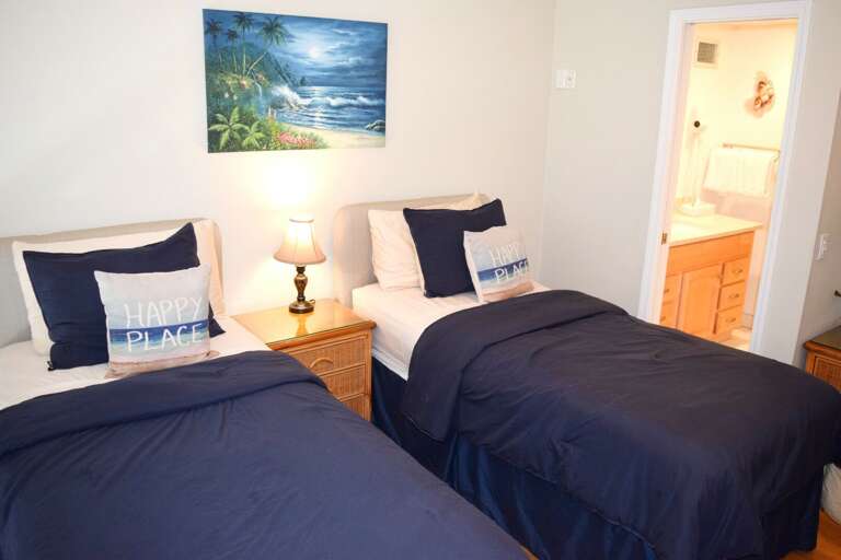 Beautiful lofted guest bedroom with private bathroom Beautiful lofted guest bedroom with private bathroom