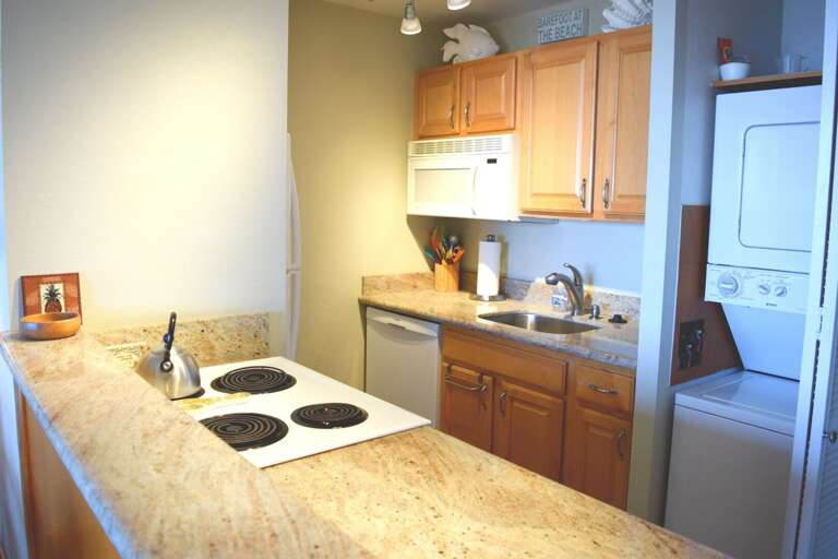 Full kitchen and convenient in-unit washer/dryer Full kitchen and convenient in-unit washer/dryer