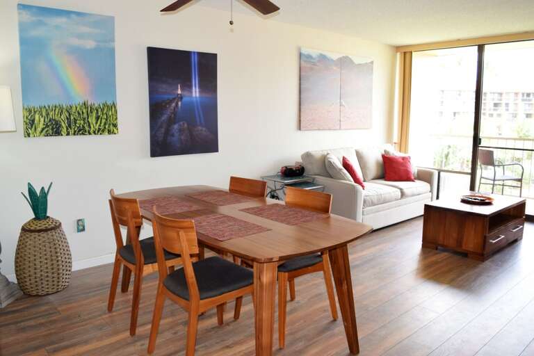 Enjoy tropical views while eating meals Enjoy tropical views while eating meals