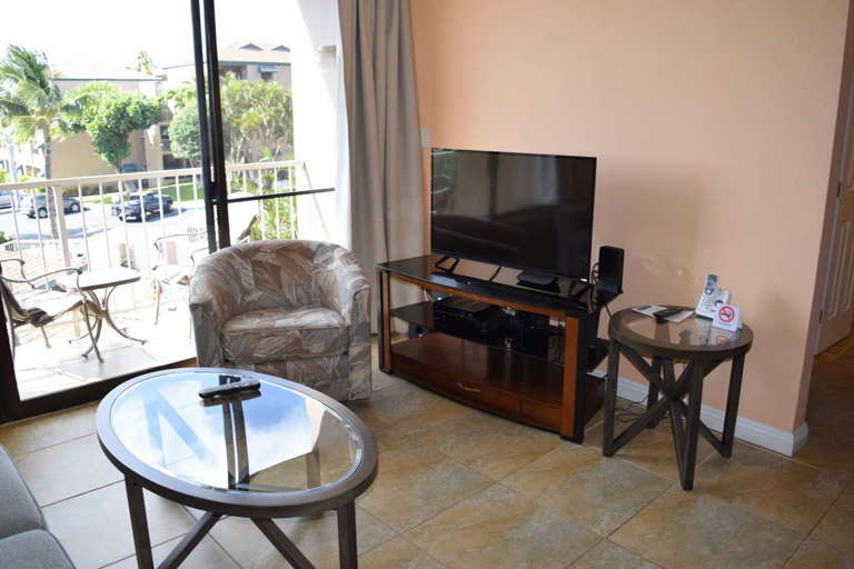 Flat screen tv an plenty of seating