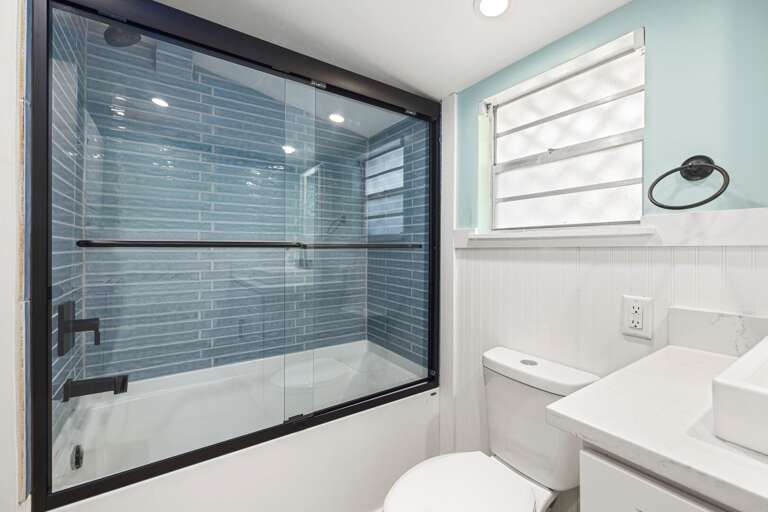 Shower-tub bathroom (petite tub)