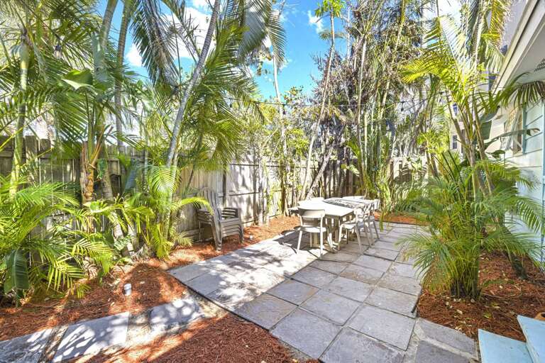 Sunny 100% private garden patio